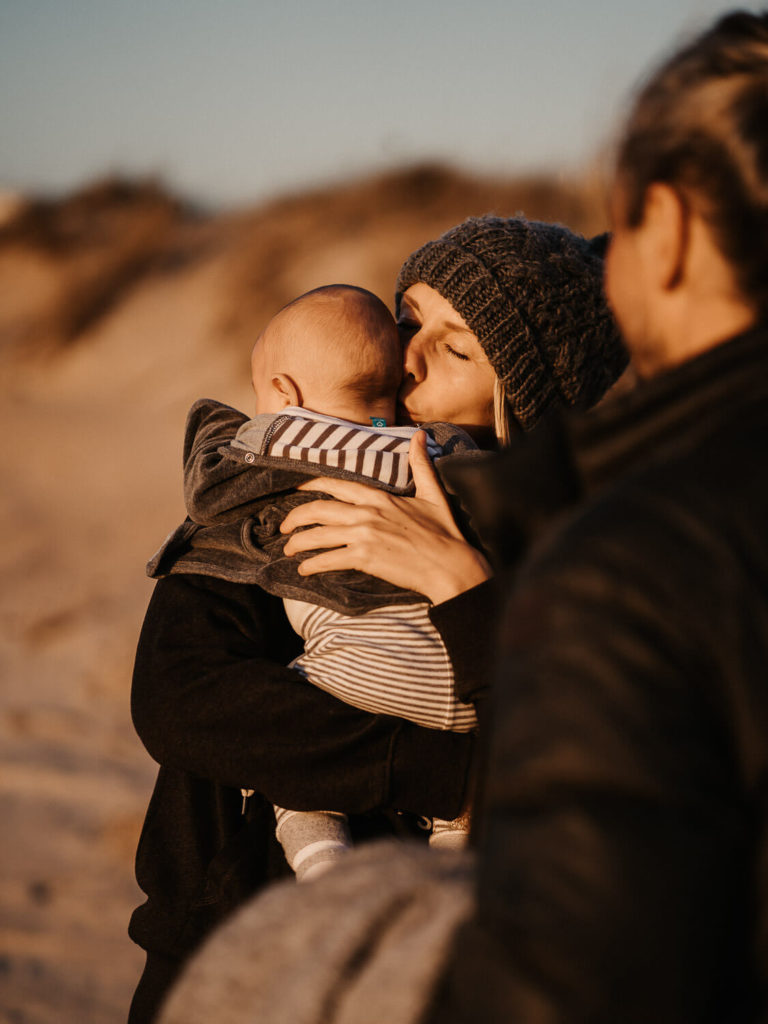 Familien Spaziergang am Strand von El Palmar bei Sonnenuntergang