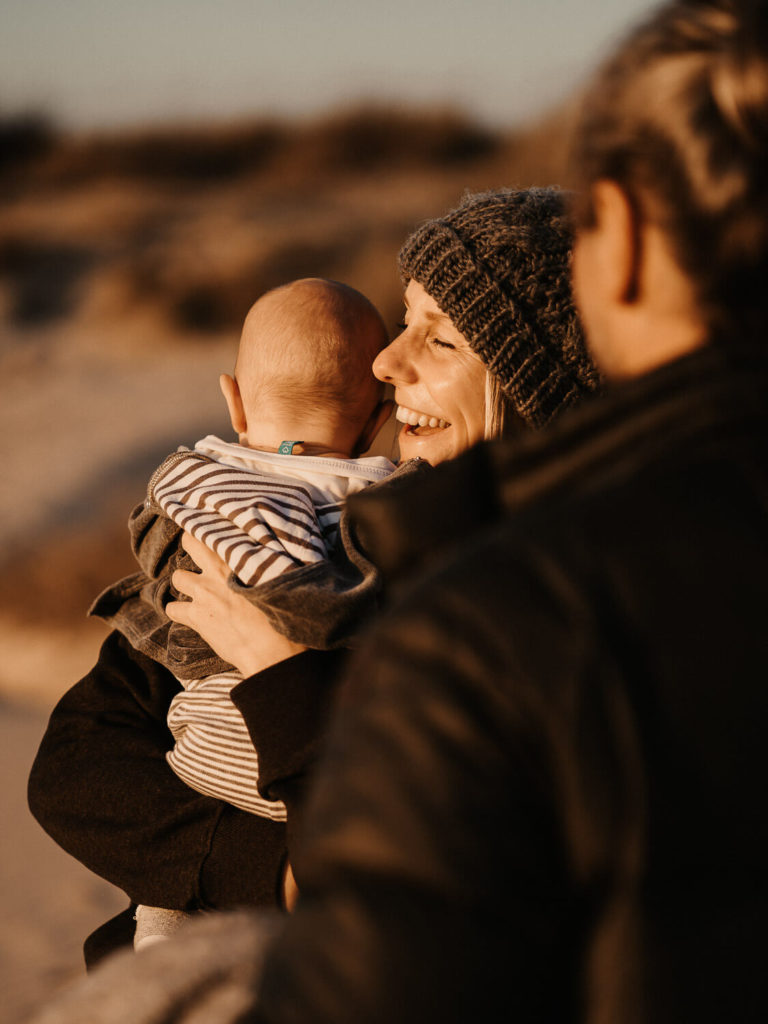 Familien Spaziergang am Strand von El Palmar bei Sonnenuntergang