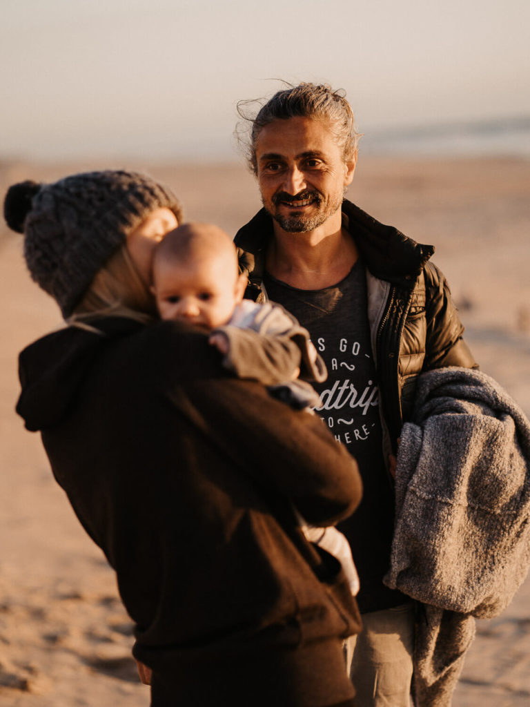 Familien Spaziergang am Strand von El Palmar bei Sonnenuntergang