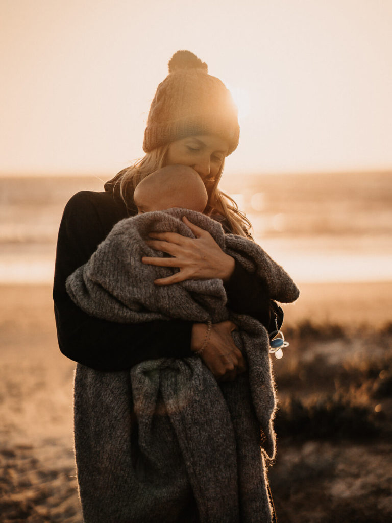Familien Spaziergang am Strand von El Palmar bei Sonnenuntergang