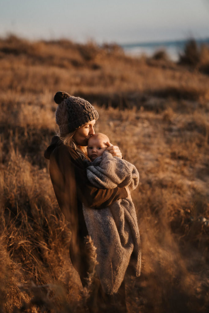 Mutter Baby Moment am Strand von El Palmar bei Sonnenuntergang