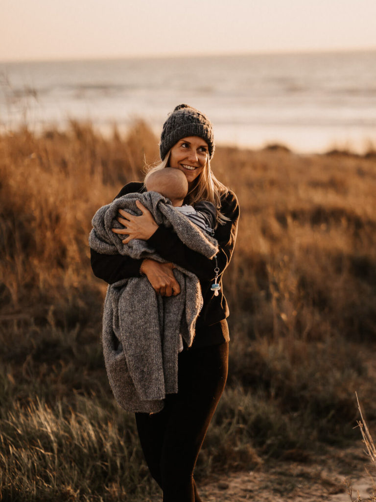 Mutter Baby Moment am Strand von El Palmar bei Sonnenuntergang