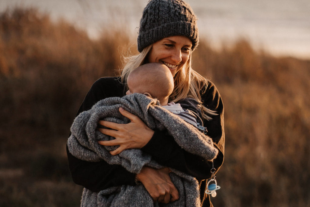 Mutter Baby Moment am Strand von El Palmar bei Sonnenuntergang