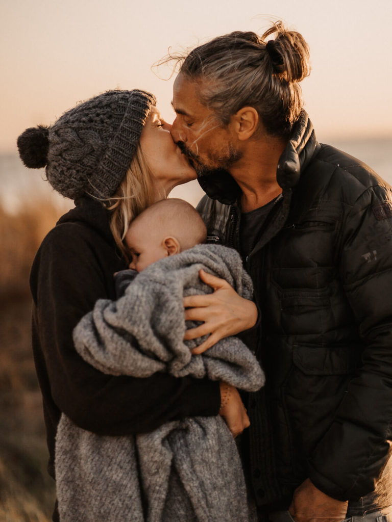 Familien Spaziergang am Strand von El Palmar bei Sonnenuntergang