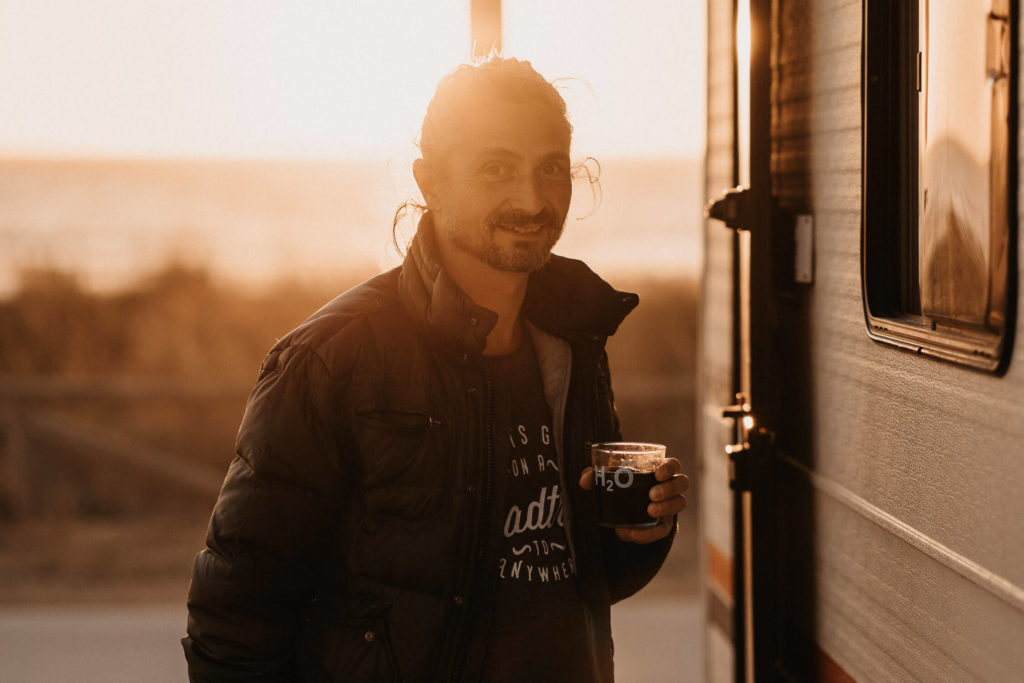 Familien Spaziergang am Strand von El Palmar bei Sonnenuntergang