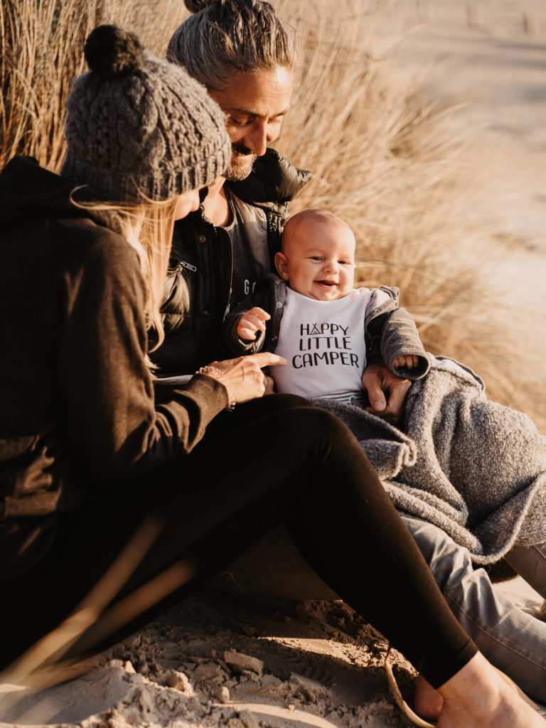 Familien Spaziergang am Strand von El Palmar bei Sonnenuntergang