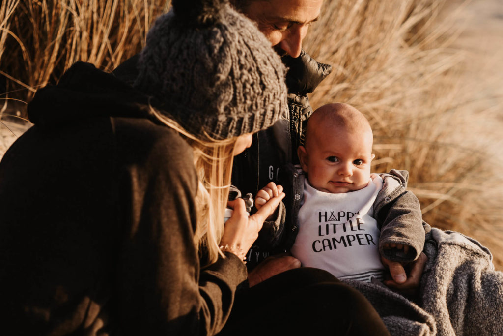 Familien Spaziergang am Strand von El Palmar bei Sonnenuntergang