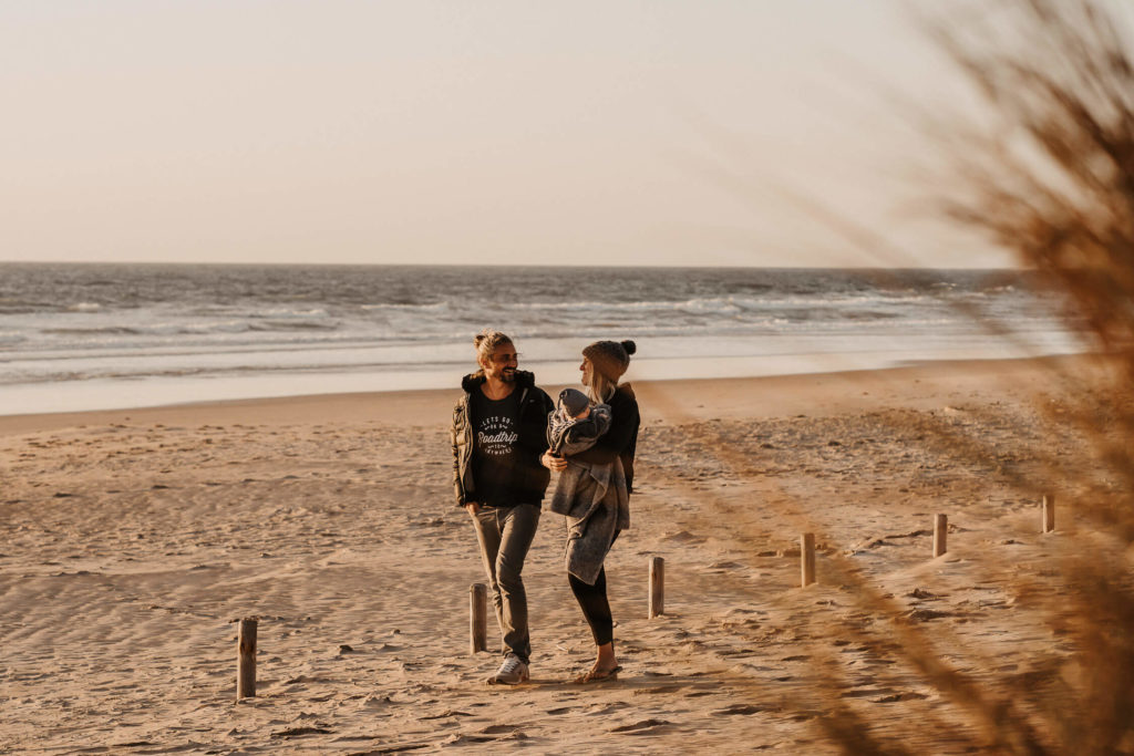Familien Spaziergang am Strand von El Palmar bei Sonnenuntergang
