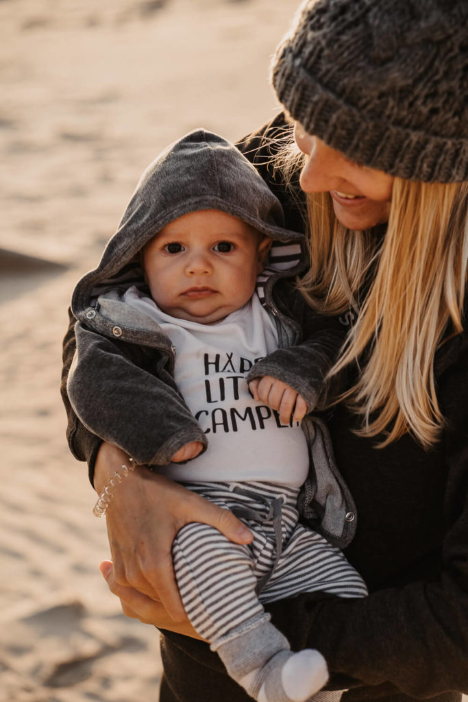 Familien Spaziergang am Strand von El Palmar bei Sonnenuntergang