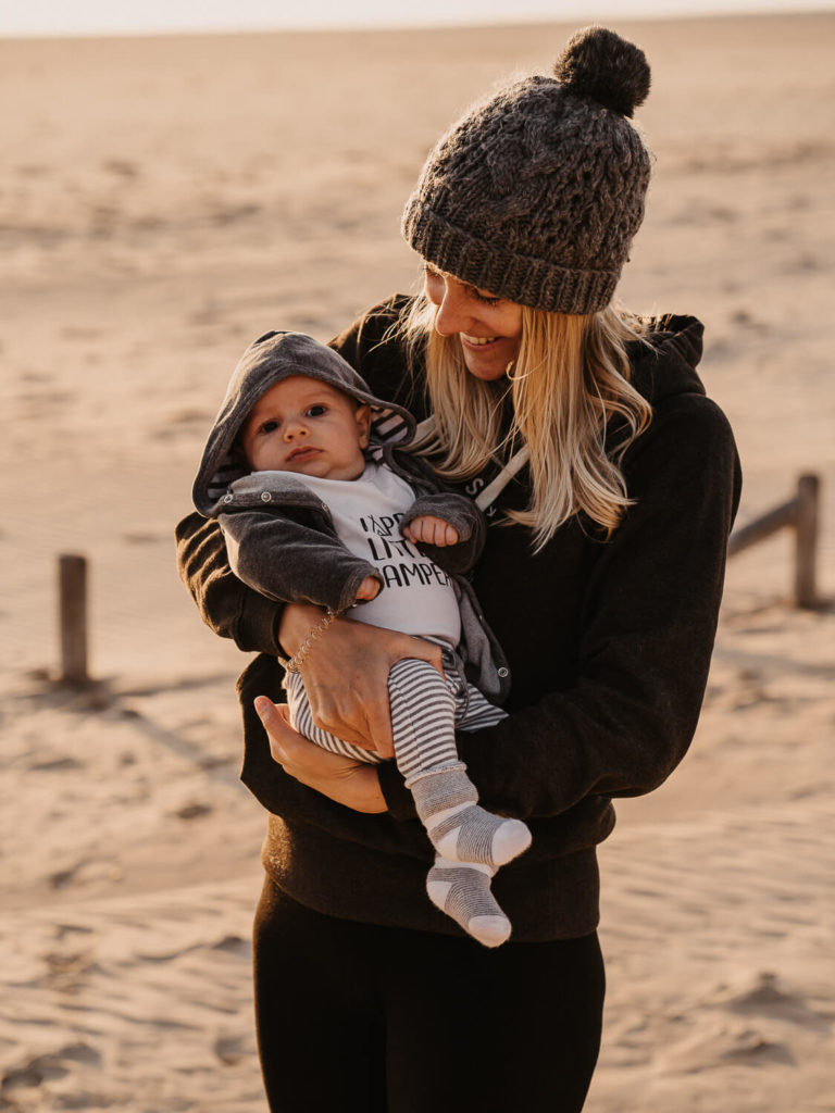 Familien Spaziergang am Strand von El Palmar bei Sonnenuntergang