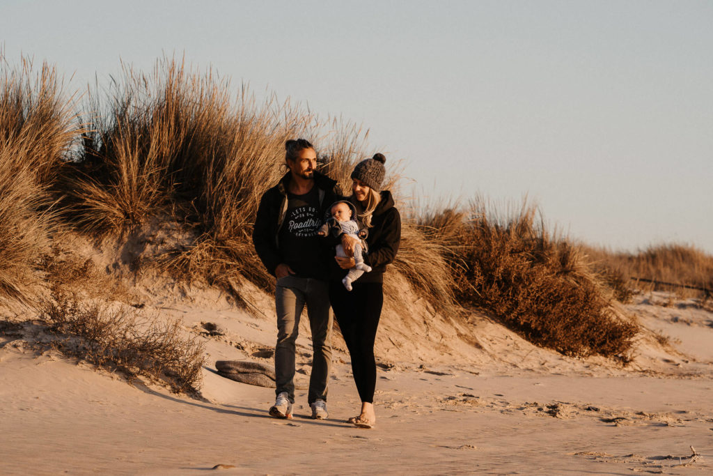Familien Spaziergang am Strand von El Palmar bei Sonnenuntergang