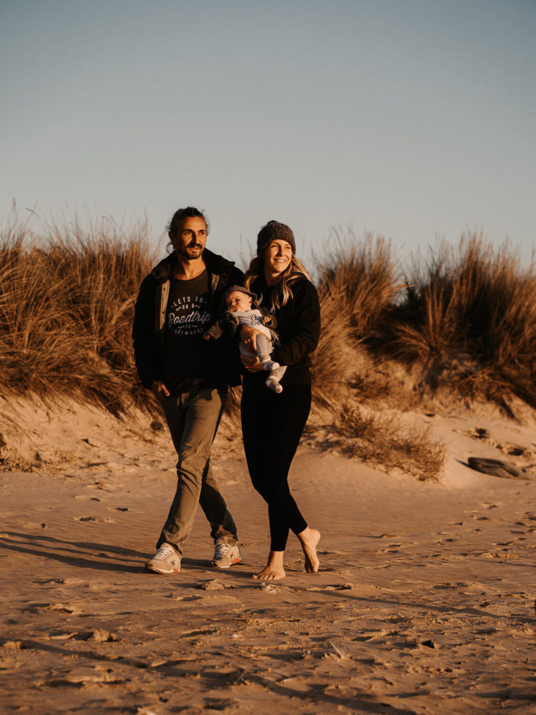 Familien Spaziergang am Strand von El Palmar bei Sonnenuntergang