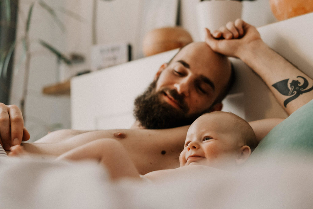 intimes Vater Sohn Portrait in Wiener Altbau Wohnung