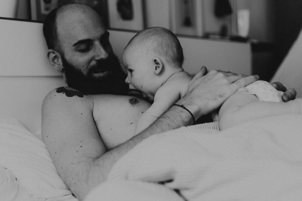 intimes Vater Sohn Portrait in Wiener Altbau Wohnung