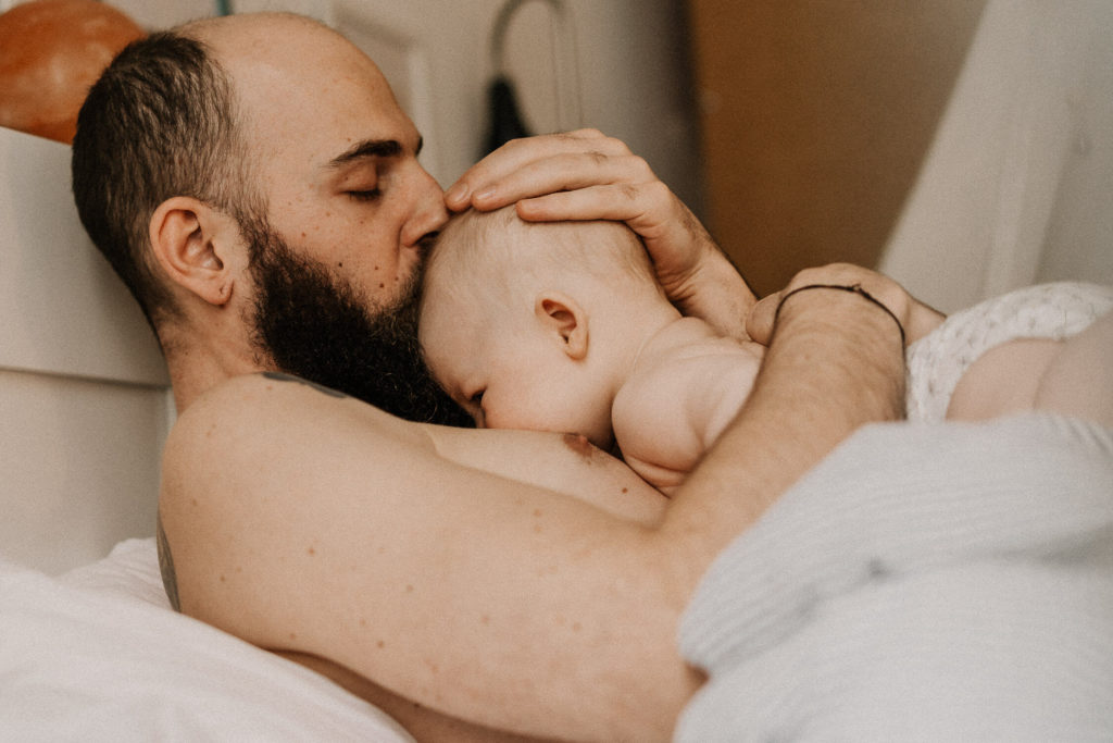 intimes Vater Sohn Portrait in Wiener Altbau Wohnung