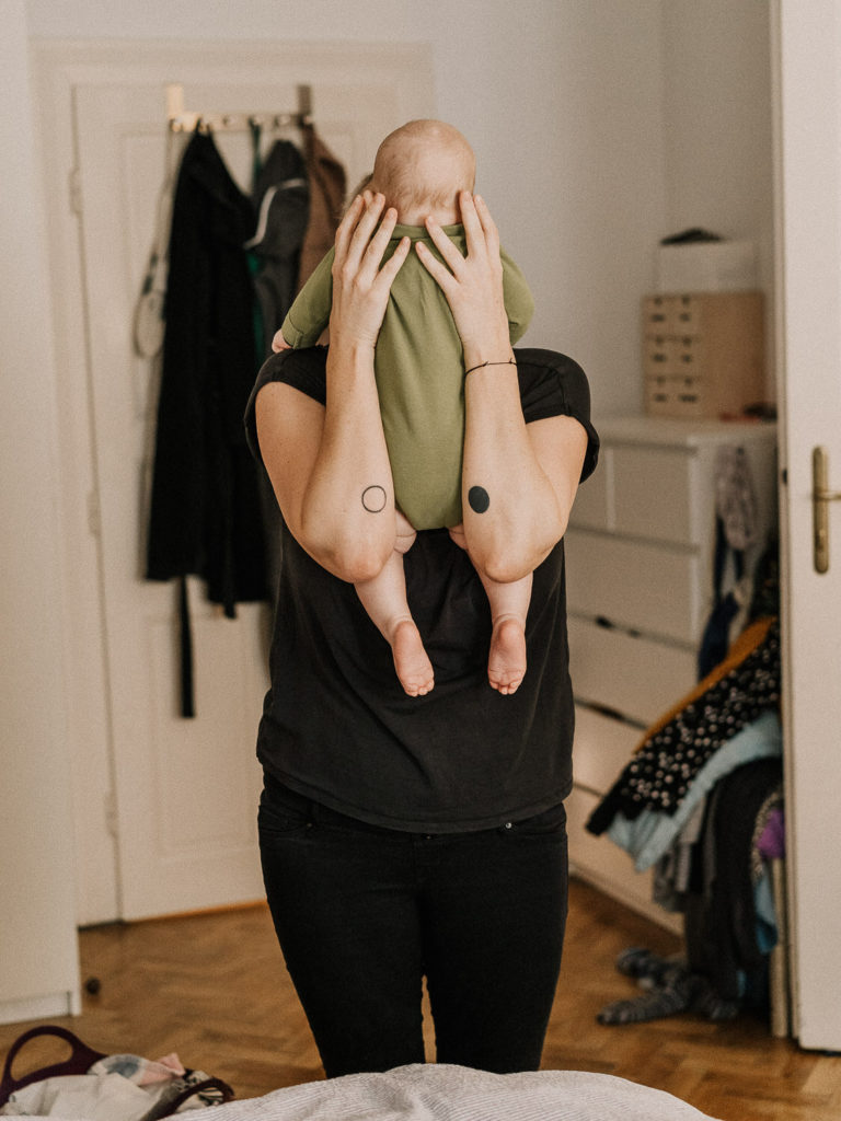 Newborn Shooting in Wiener Altbau Wohnung