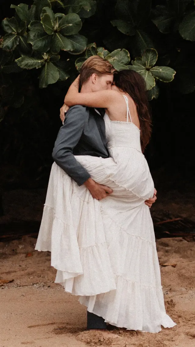 Want to know how slow I am on social media?

Here is the Hawaii wedding video of Natalie & Jakob from 22.2.22 

Still bringing me to tears. 

@natalie.sarah.danzinger  @jakob_feldbauer